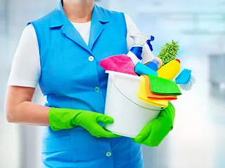 Mujer con variios productos de limpieza