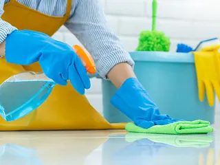 Manos de mujer limpiando